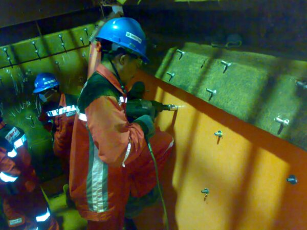 Install Lining UHMW SOM.3.A.
