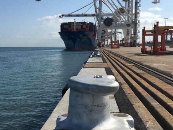 bollards_general-cargo-terminals_portofbrisbane_australia_shibatafenderteam_3-5c562837